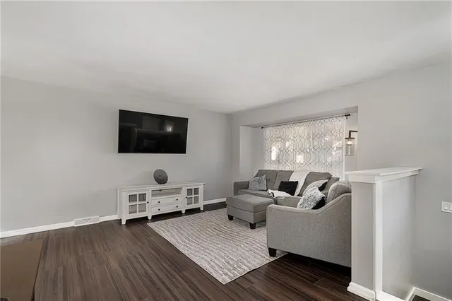 $260,000 | 2804 Northwest Kingsridge Drive, Blue Springs, MO 64015