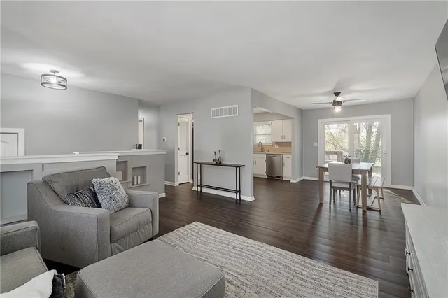 $260,000 | 2804 Northwest Kingsridge Drive, Blue Springs, MO 64015