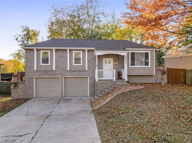 $260,000 | 2804 Northwest Kingsridge Drive, Blue Springs, MO 64015