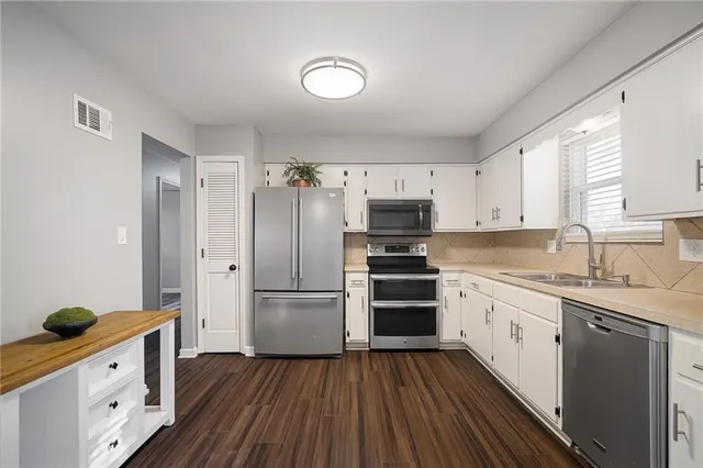 $260,000 | 2804 Northwest Kingsridge Drive, Blue Springs, MO 64015