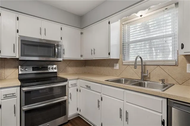 $260,000 | 2804 Northwest Kingsridge Drive, Blue Springs, MO 64015