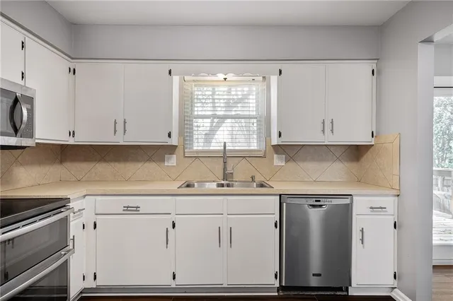 $260,000 | 2804 Northwest Kingsridge Drive, Blue Springs, MO 64015