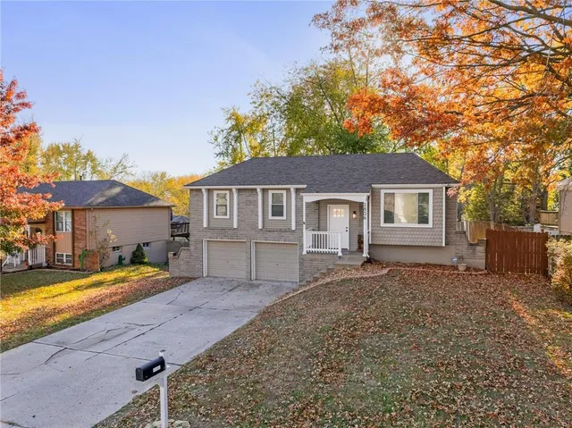 $260,000 | 2804 Northwest Kingsridge Drive, Blue Springs, MO 64015