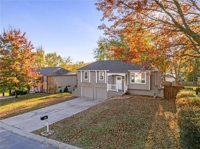 $260,000 | 2804 Northwest Kingsridge Drive, Blue Springs, MO 64015