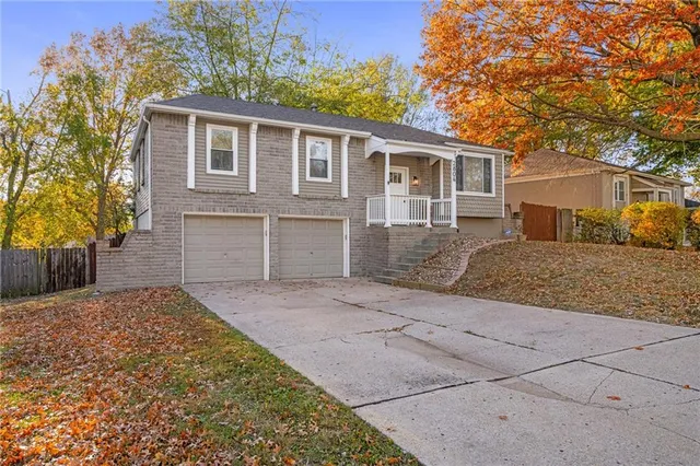 $260,000 | 2804 Northwest Kingsridge Drive, Blue Springs, MO 64015