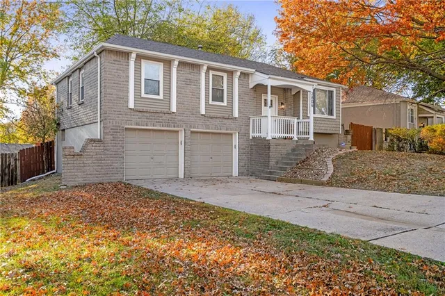 $260,000 | 2804 Northwest Kingsridge Drive, Blue Springs, MO 64015