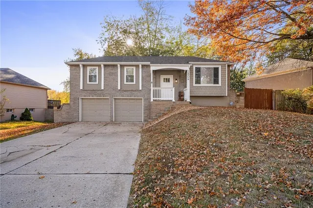 $260,000 | 2804 Northwest Kingsridge Drive, Blue Springs, MO 64015