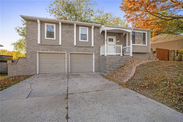 $260,000 | 2804 Northwest Kingsridge Drive, Blue Springs, MO 64015