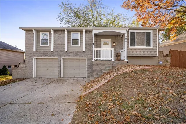 $260,000 | 2804 Northwest Kingsridge Drive, Blue Springs, MO 64015