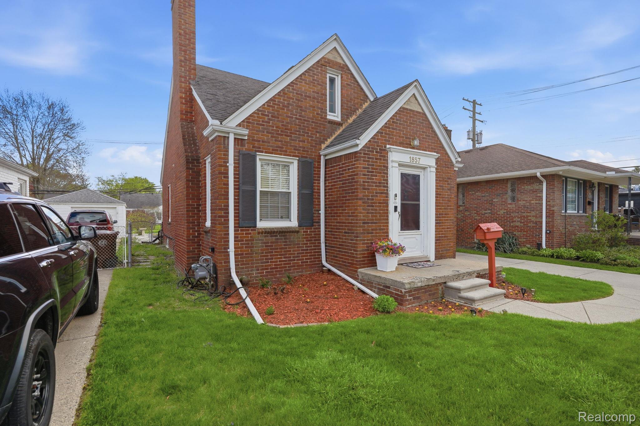 1857 Roslyn Road Grosse Pointe, MI 48236 - Photo 4 of 38