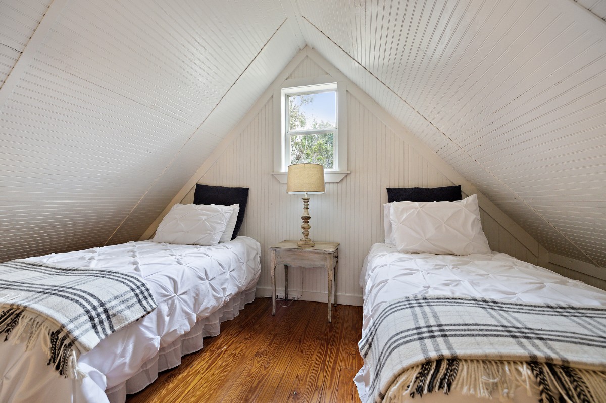 17 September Ridge Johnson City, TX 78636 - Photo 26 of 40 Bedroom featuring lofted ceiling, hardwood / wood-style flooring, and baseboards