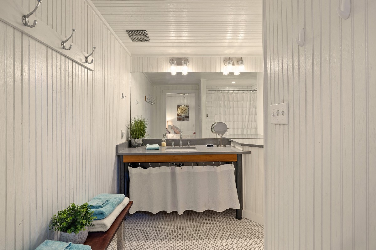 17 September Ridge Johnson City, TX 78636 - Photo 27 of 40 Full bathroom with vanity