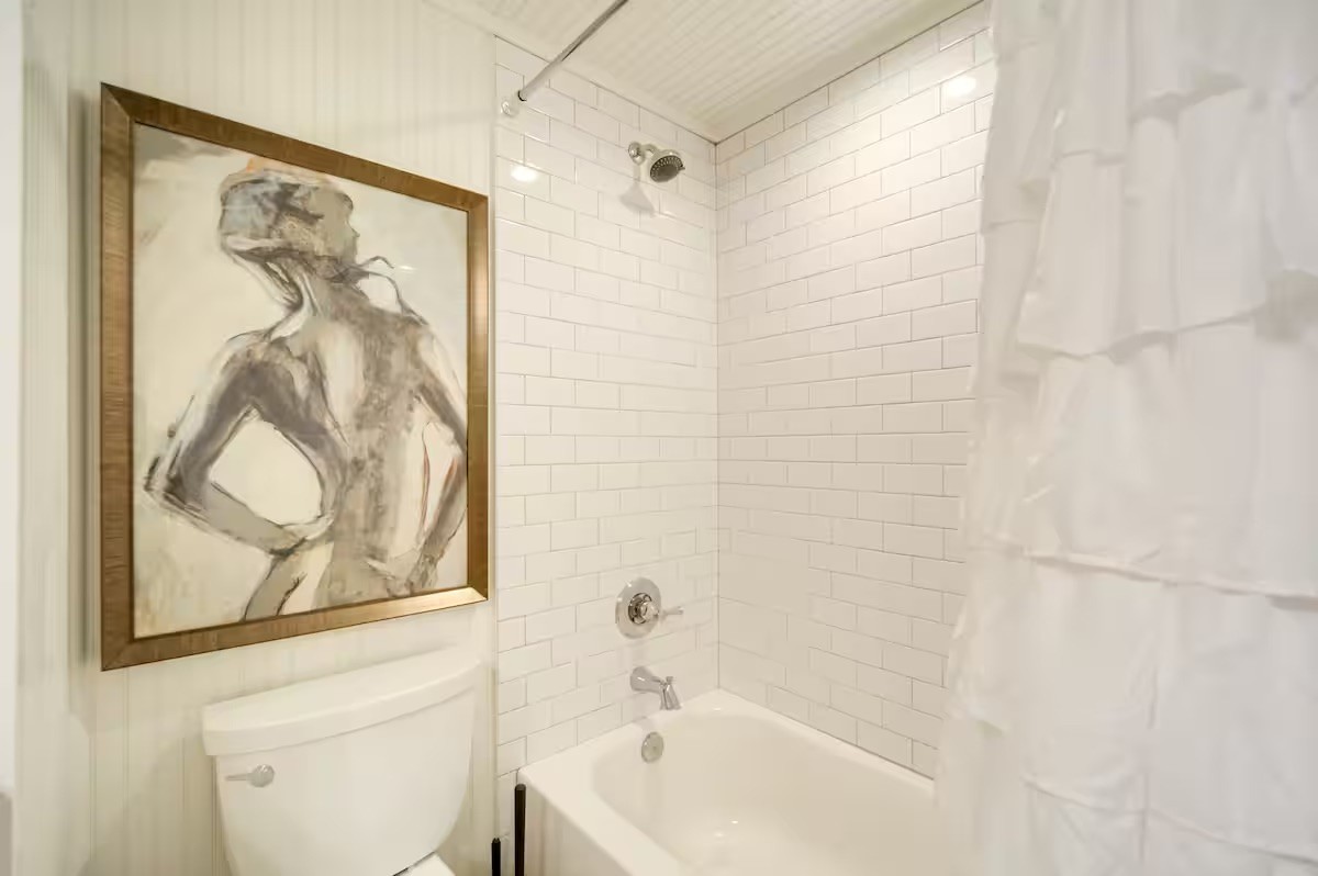 17 September Ridge Johnson City, TX 78636 - Photo 29 of 40 Full bath with shower / tub combo with curtain and toilet