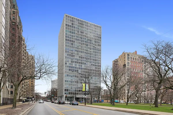$1,950 | 2400 North Lakeview Avenue, Unit 317, Chicago, IL 60614