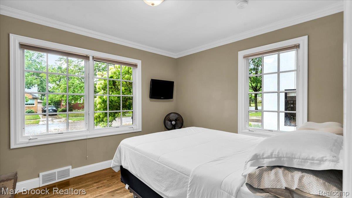 2253 Pembroke Road Birmingham, MI 48009 - Photo 21 of 56 Warm-toned walls with crisp white trim