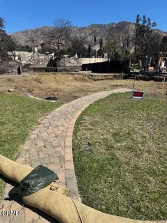 a view of a backyard