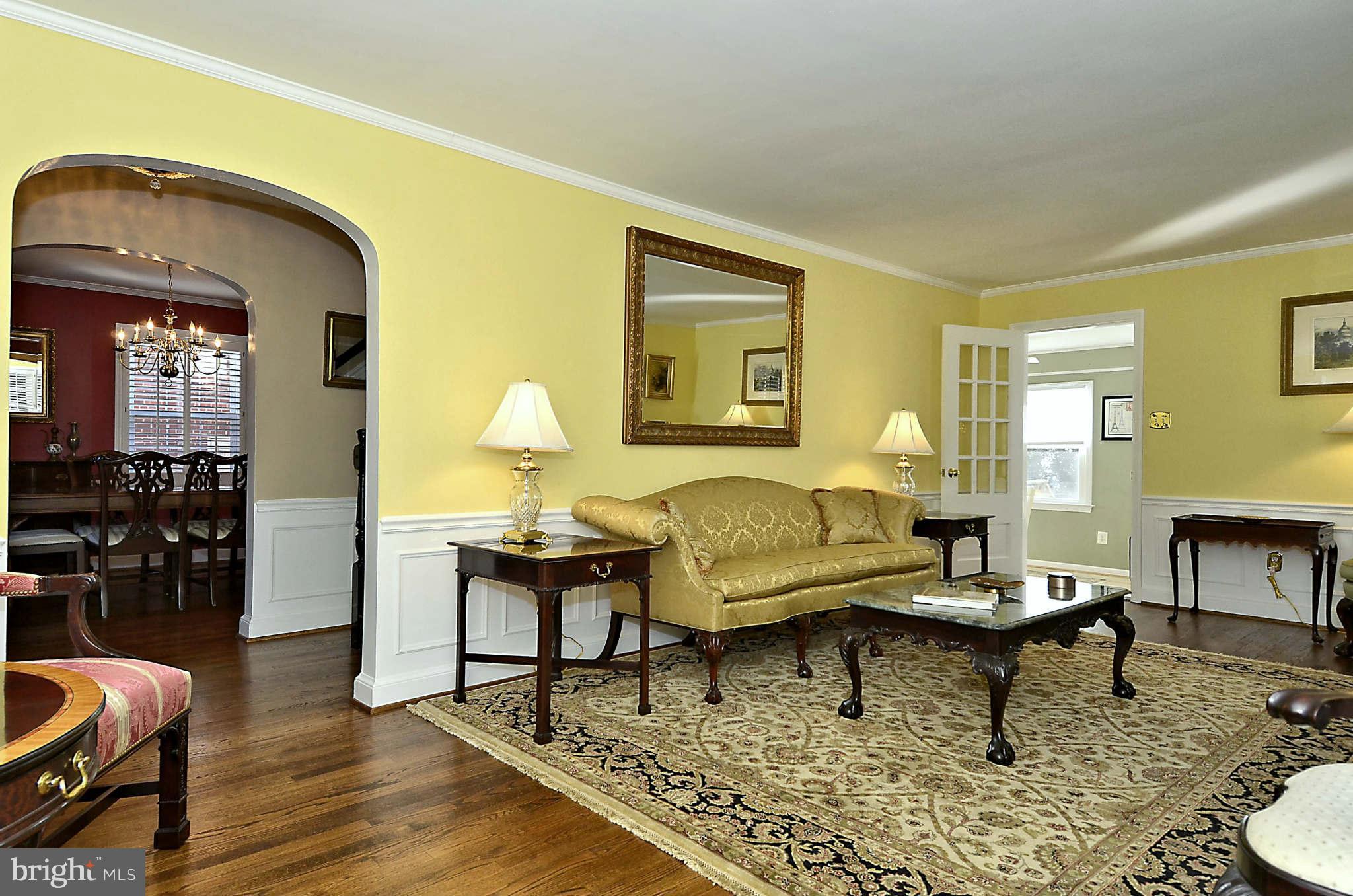2902 Cameron Mills Road Alexandria, VA 22302 - Photo 4 of 30 Living Room