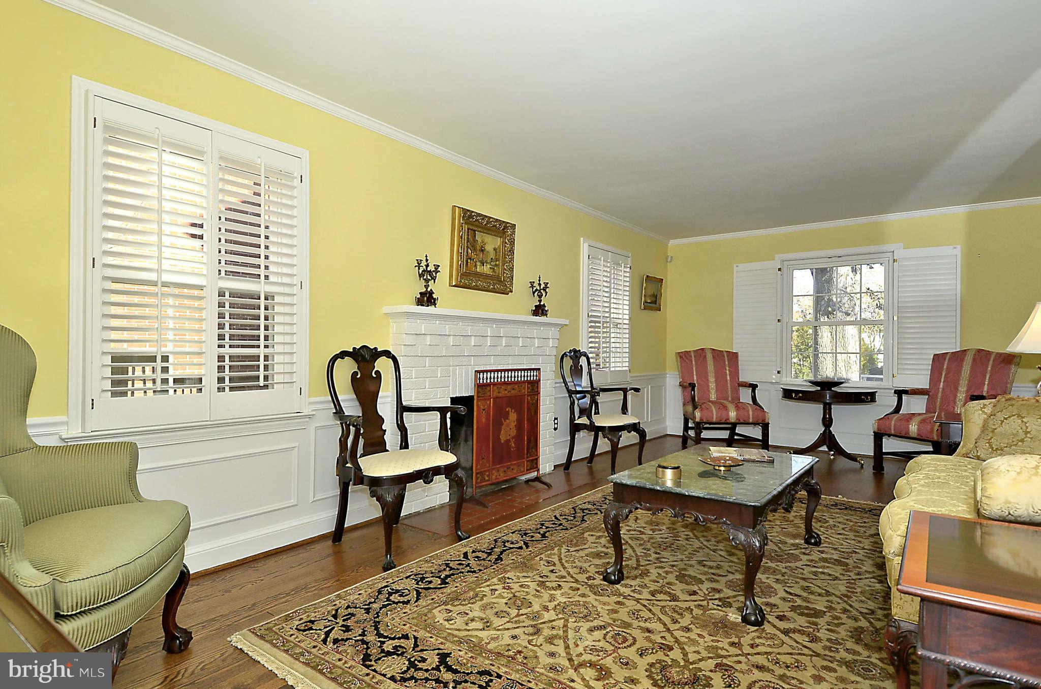 2902 Cameron Mills Road Alexandria, VA 22302 - Photo 5 of 30 Living Room