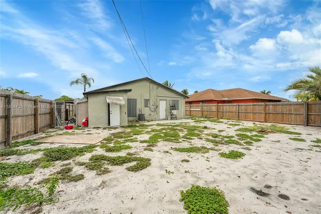 a view of a house with a backyard