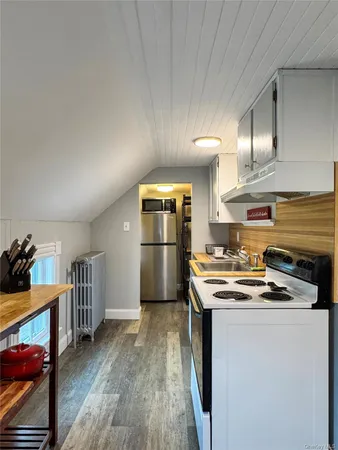 a kitchen that has a stove and a refrigerator