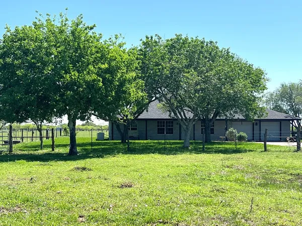 a view of a yard in front of house