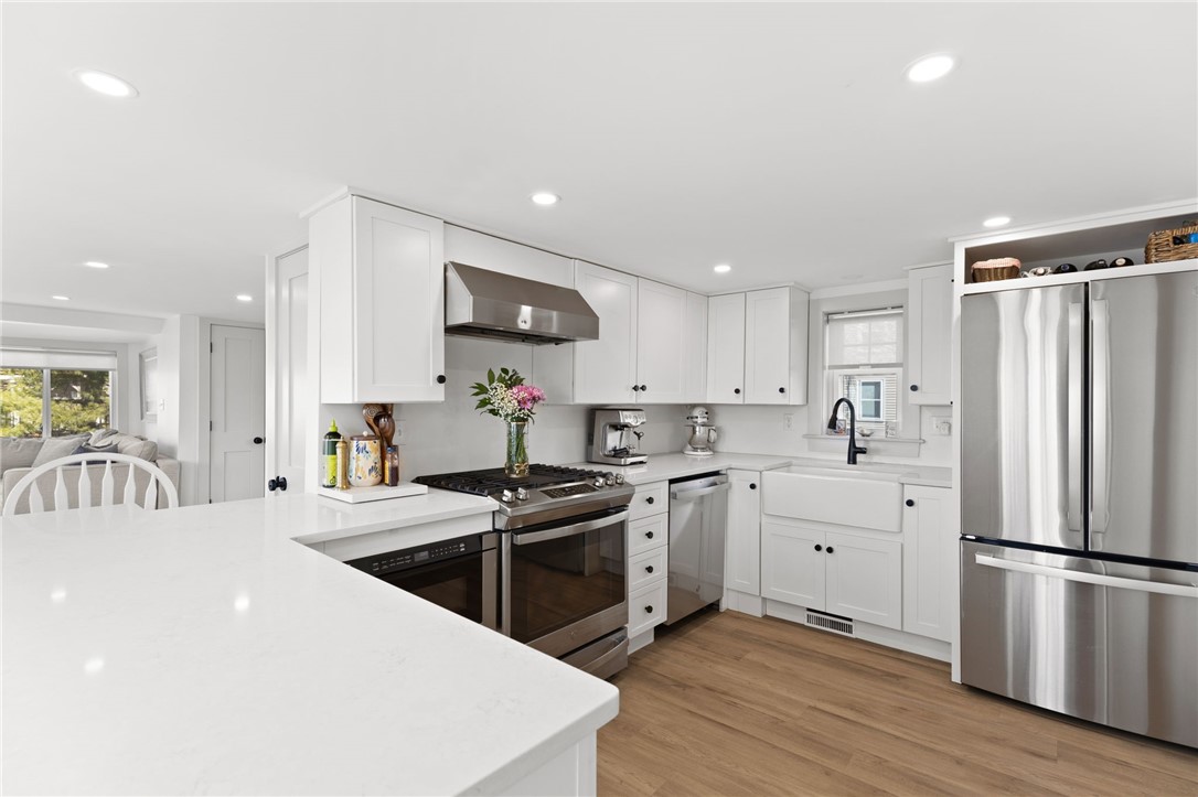 102 Lincoln Avenue Riverside, RI 02915 - Photo 6 of 46