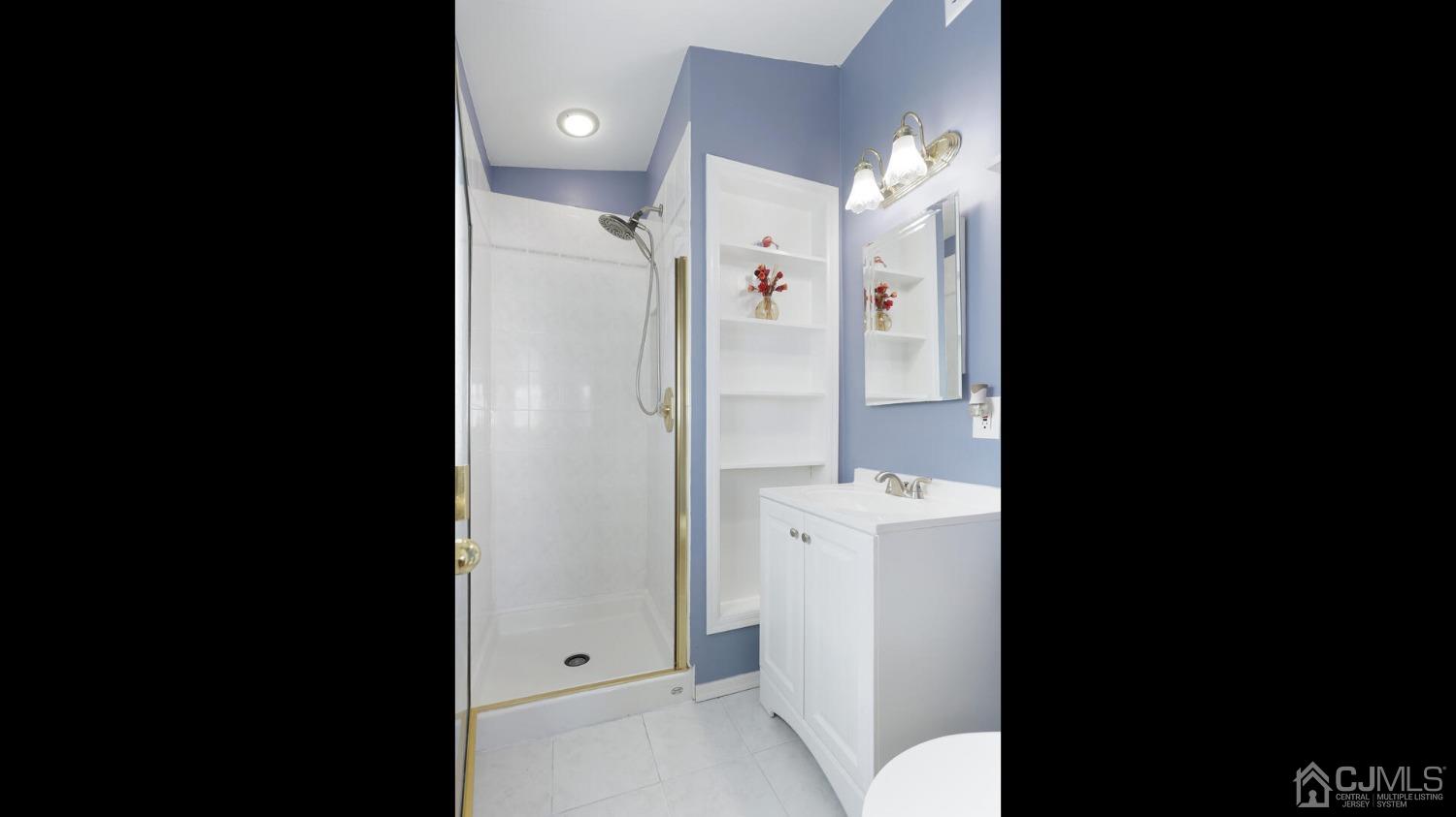 20 Peake Road Edison, NJ 08837 - Photo 17 of 34 a bathroom with a sink and a mirror