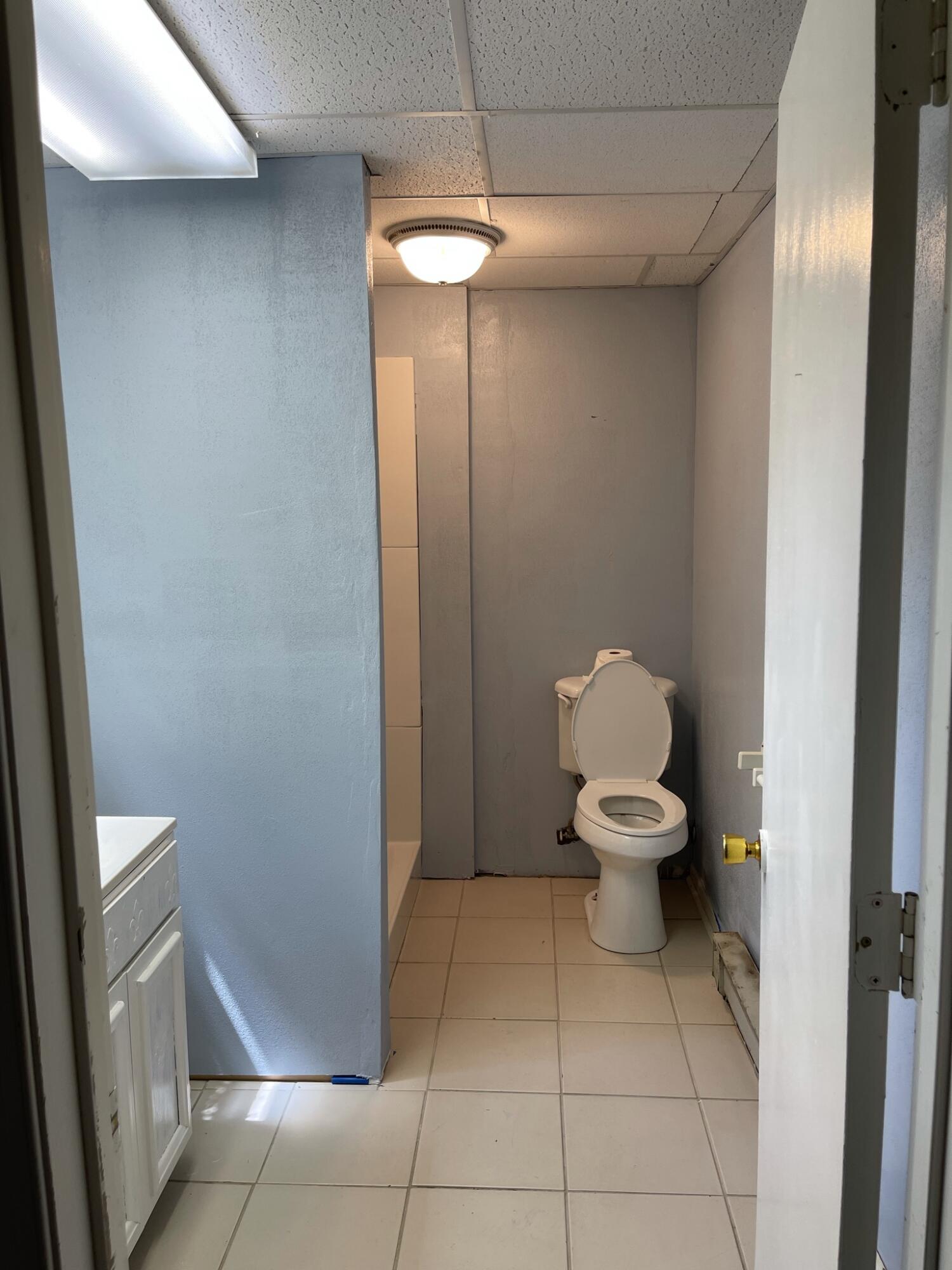 1135 Oddfellows Road Vinton, VA 24179 - Photo 23 of 34 a bathroom with a toilet
