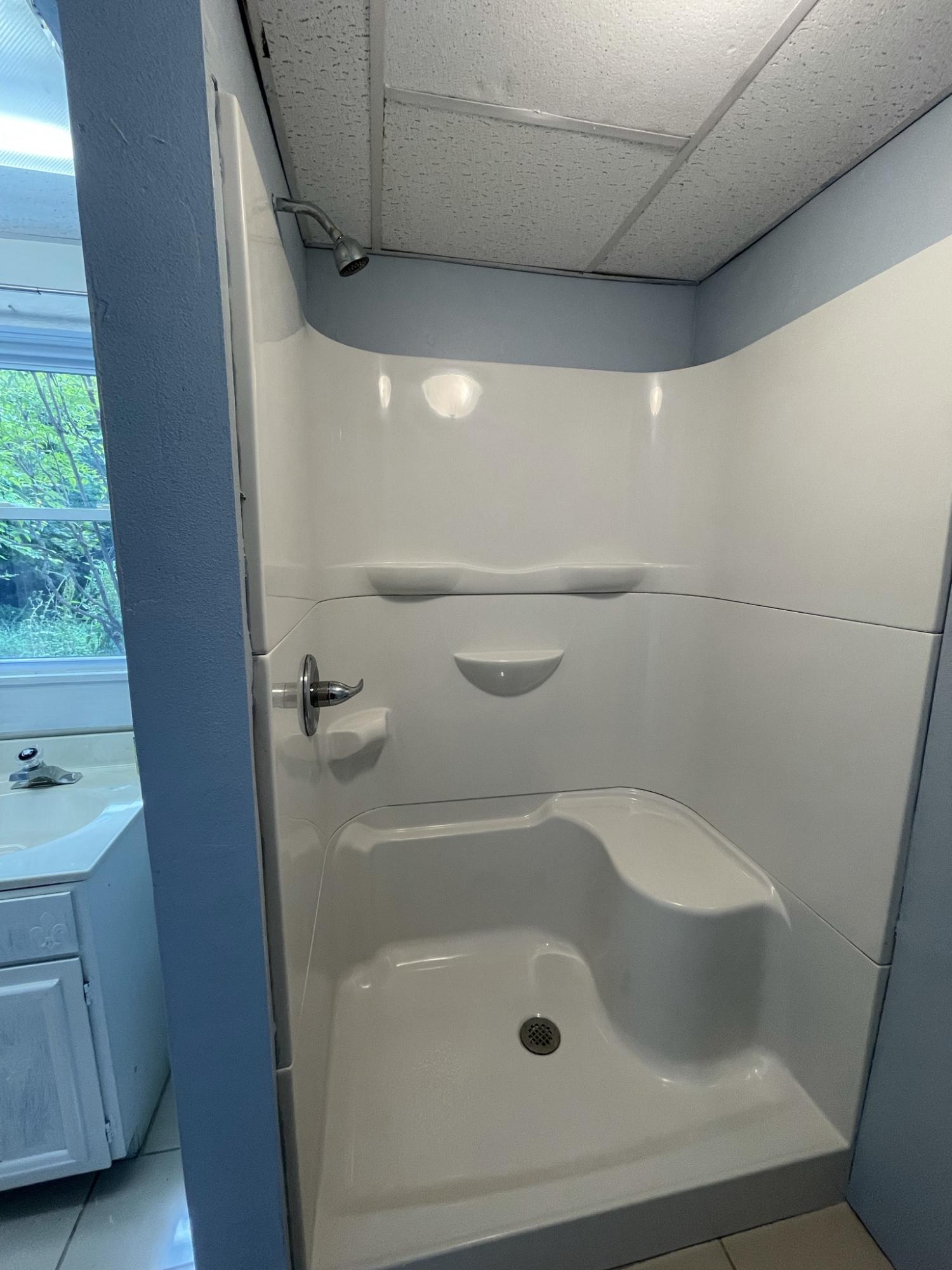 1135 Oddfellows Road Vinton, VA 24179 - Photo 25 of 34 a bathroom with a tub