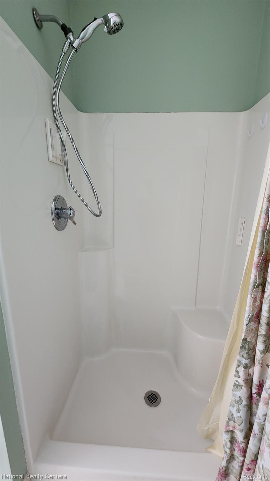 47745 Martz Road Belleville, MI 48111 - Photo 35 of 75 Separate shower