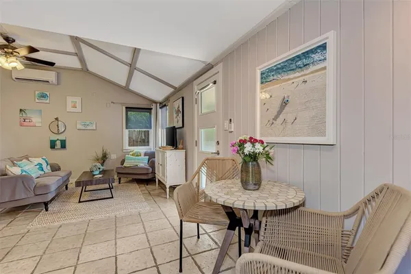 $2,000 | 1045 40th Street, Unit A, Sarasota, FL 34234