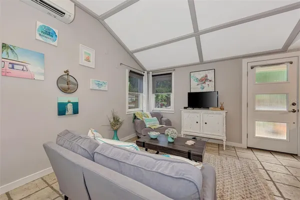 $2,000 | 1045 40th Street, Unit A, Sarasota, FL 34234