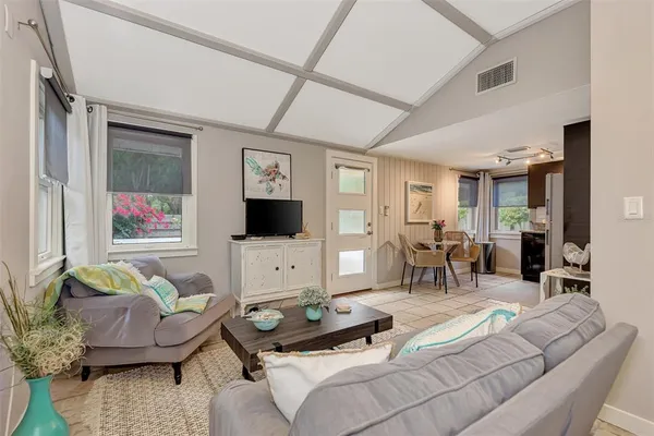 $2,000 | 1045 40th Street, Unit A, Sarasota, FL 34234