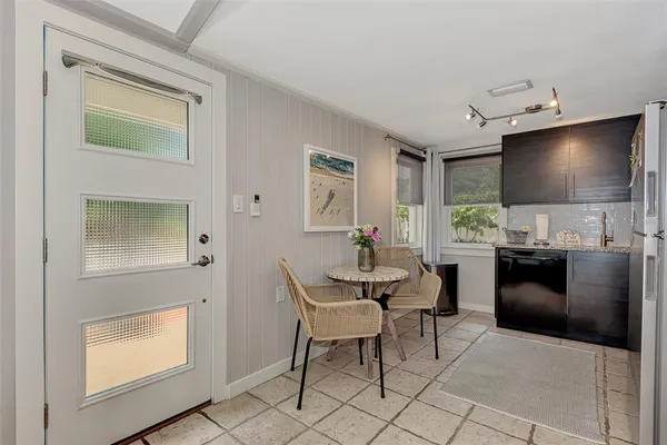 $2,000 | 1045 40th Street, Unit A, Sarasota, FL 34234