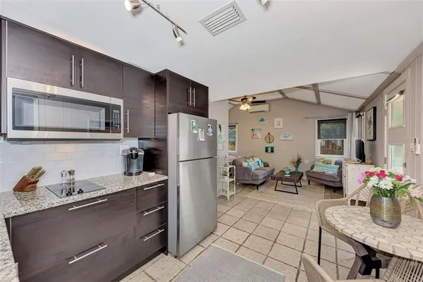 $2,000 | 1045 40th Street, Unit A, Sarasota, FL 34234