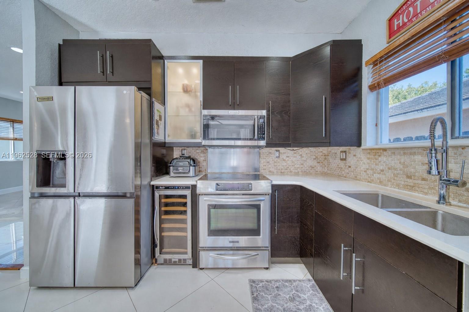 3228 Southeast 3rd Drive Homestead, FL 33033 - Photo 5 of 37