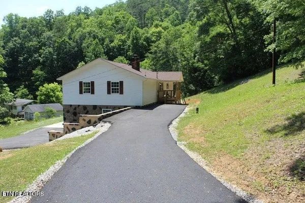 $325,900 | 2915 Flat Hollow Road, Speedwell, TN 37870