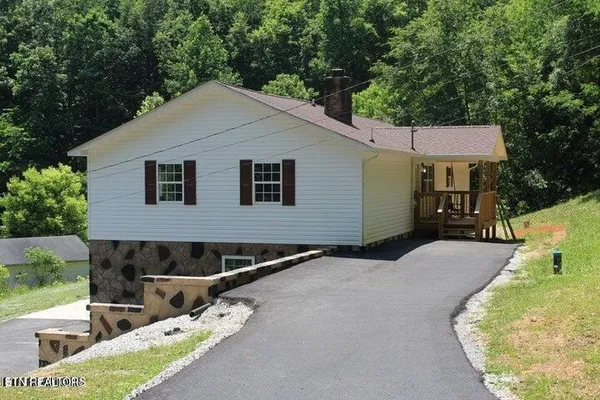 $325,900 | 2915 Flat Hollow Road, Speedwell, TN 37870