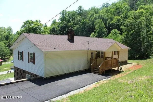 $325,900 | 2915 Flat Hollow Road, Speedwell, TN 37870