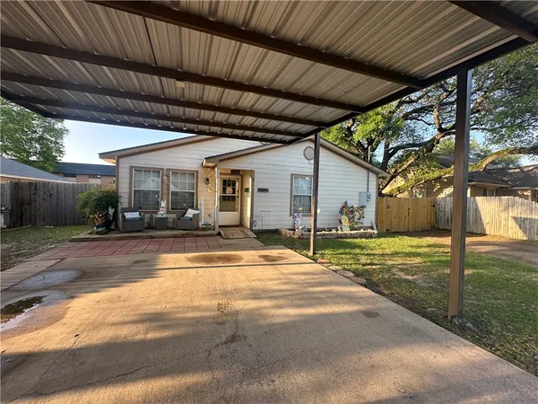 a view of a backyard