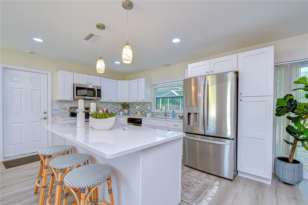 2167 Lakeview Road Clearwater, FL 33764 - Photo 6 of 31