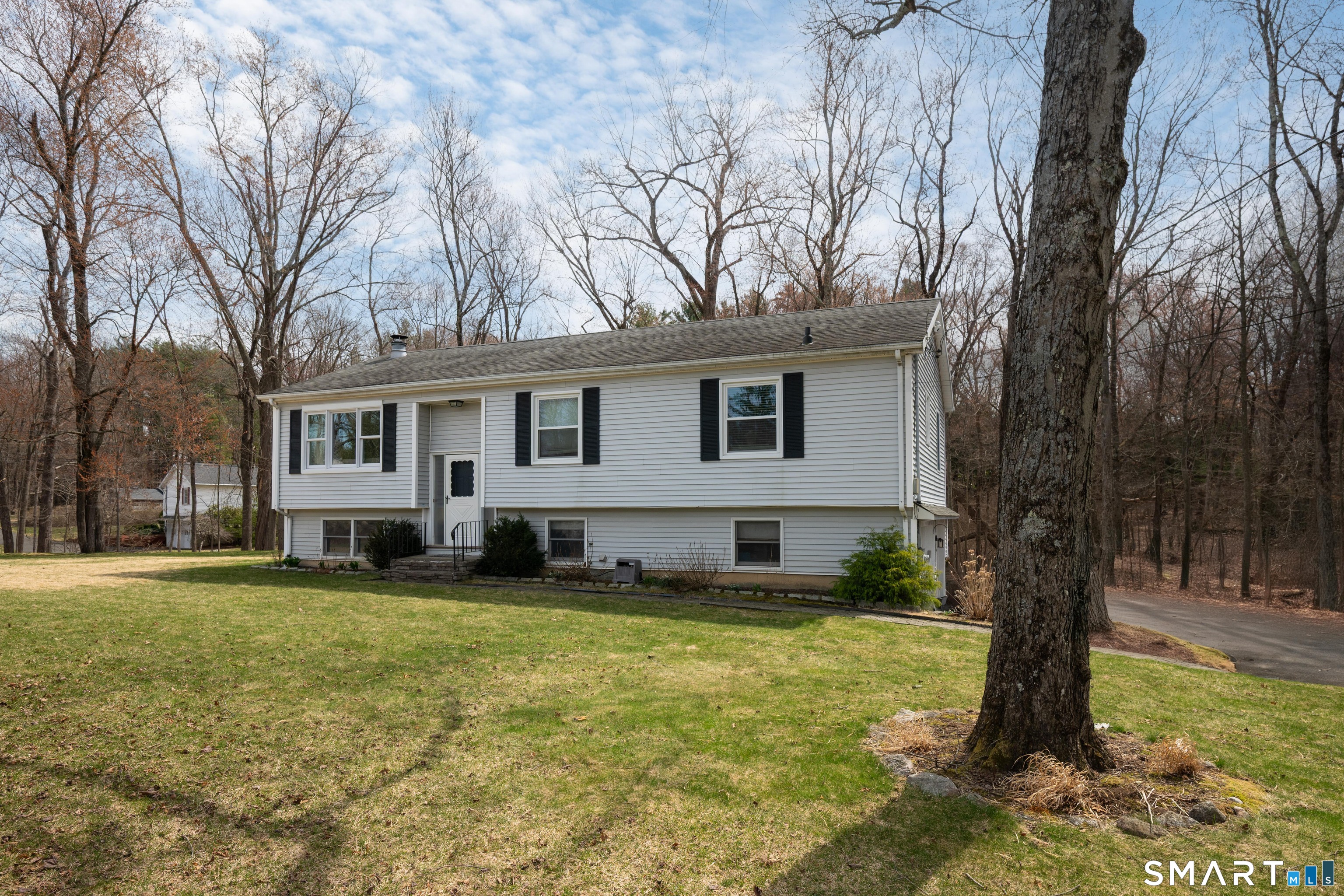 a view of a yard with a house