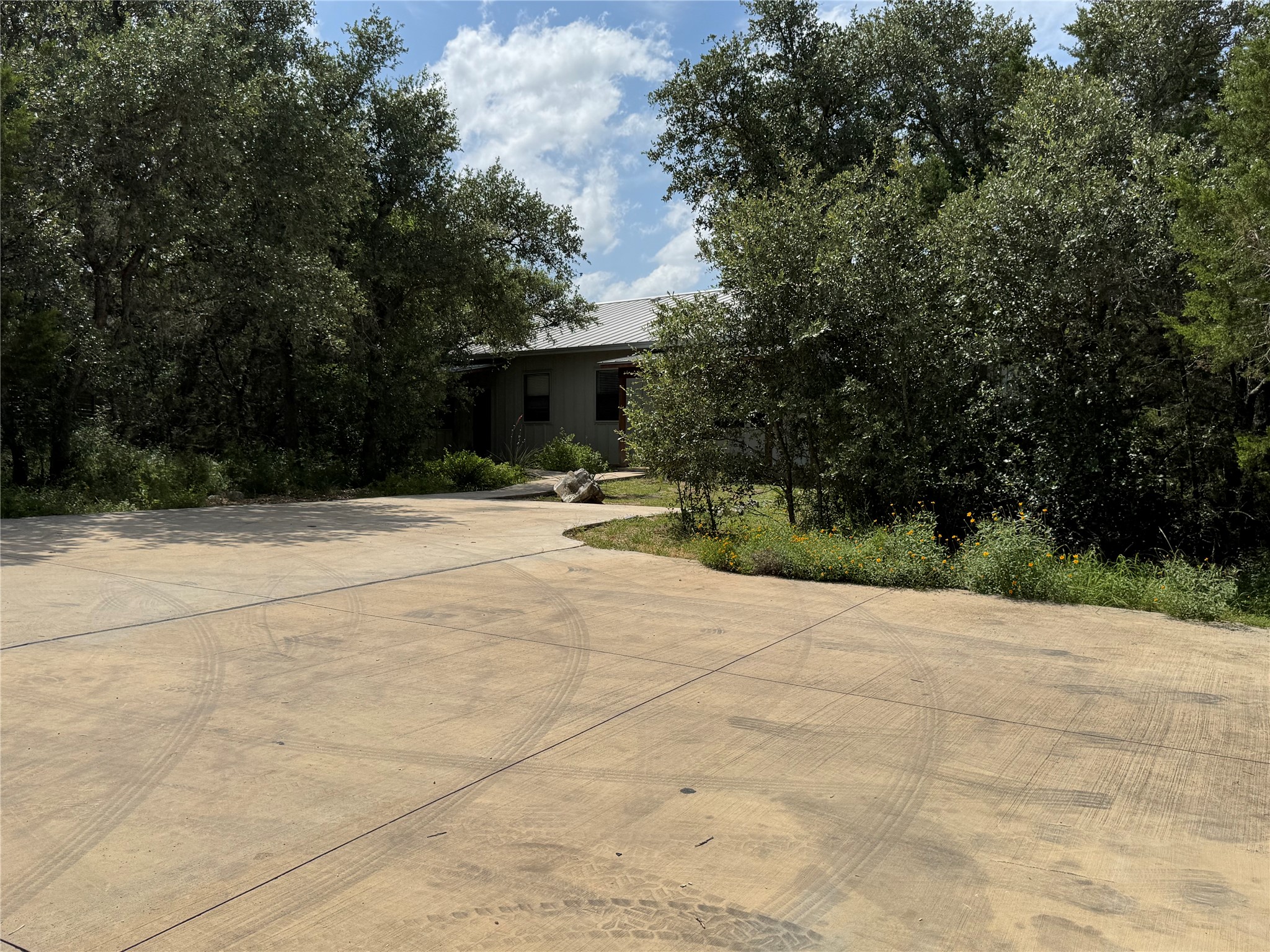 290 Hugo Road, Unit B San Marcos, TX 78666 - Photo 3 of 22 a backyard of a house with basket ball court