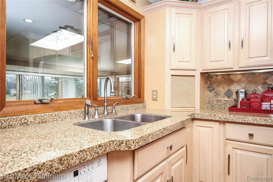 606 East Coon Lake Road Howell, MI 48843 - Photo 14 of 64 014-Kitchen-5582698-medium.jpg