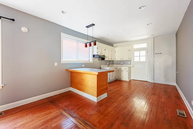 $1,500 | 6147 South Keeler Avenue, Unit 1, Chicago, IL 60629