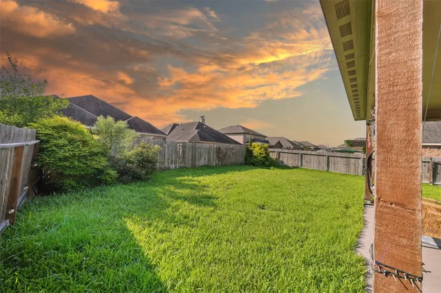 a view of a back yard