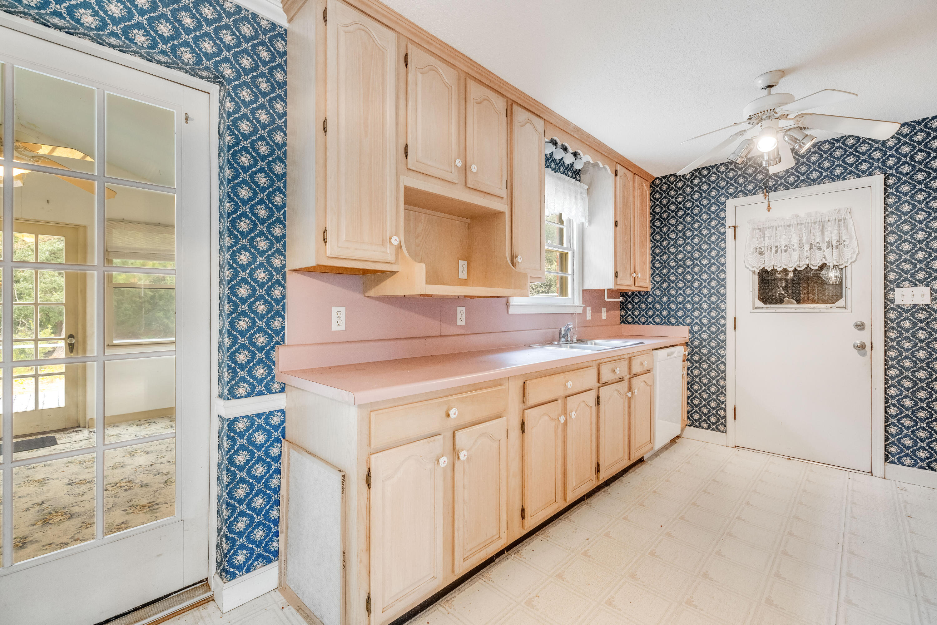 648 Schooner Road Charleston, SC 29412 - Photo 11 of 25 Lots of Kitchen Cabinets!