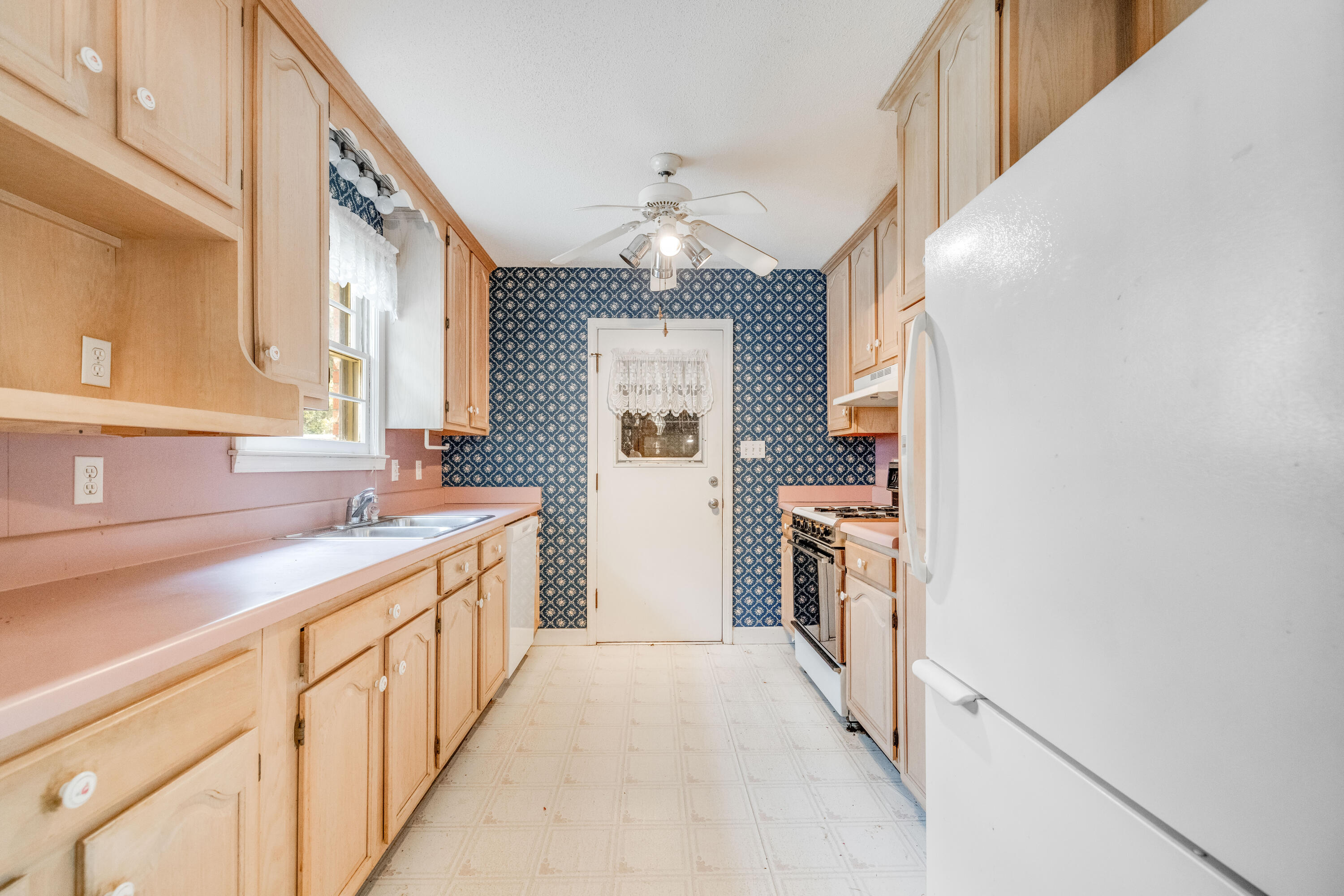 648 Schooner Road Charleston, SC 29412 - Photo 13 of 25 Kitchen 3