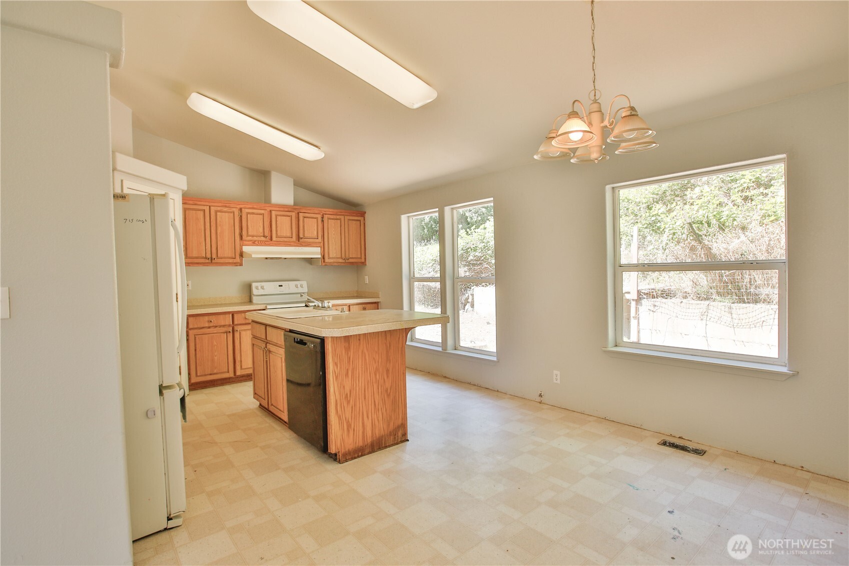 4717 Hansen Drive Clinton, WA 98236 - Photo 6 of 24
