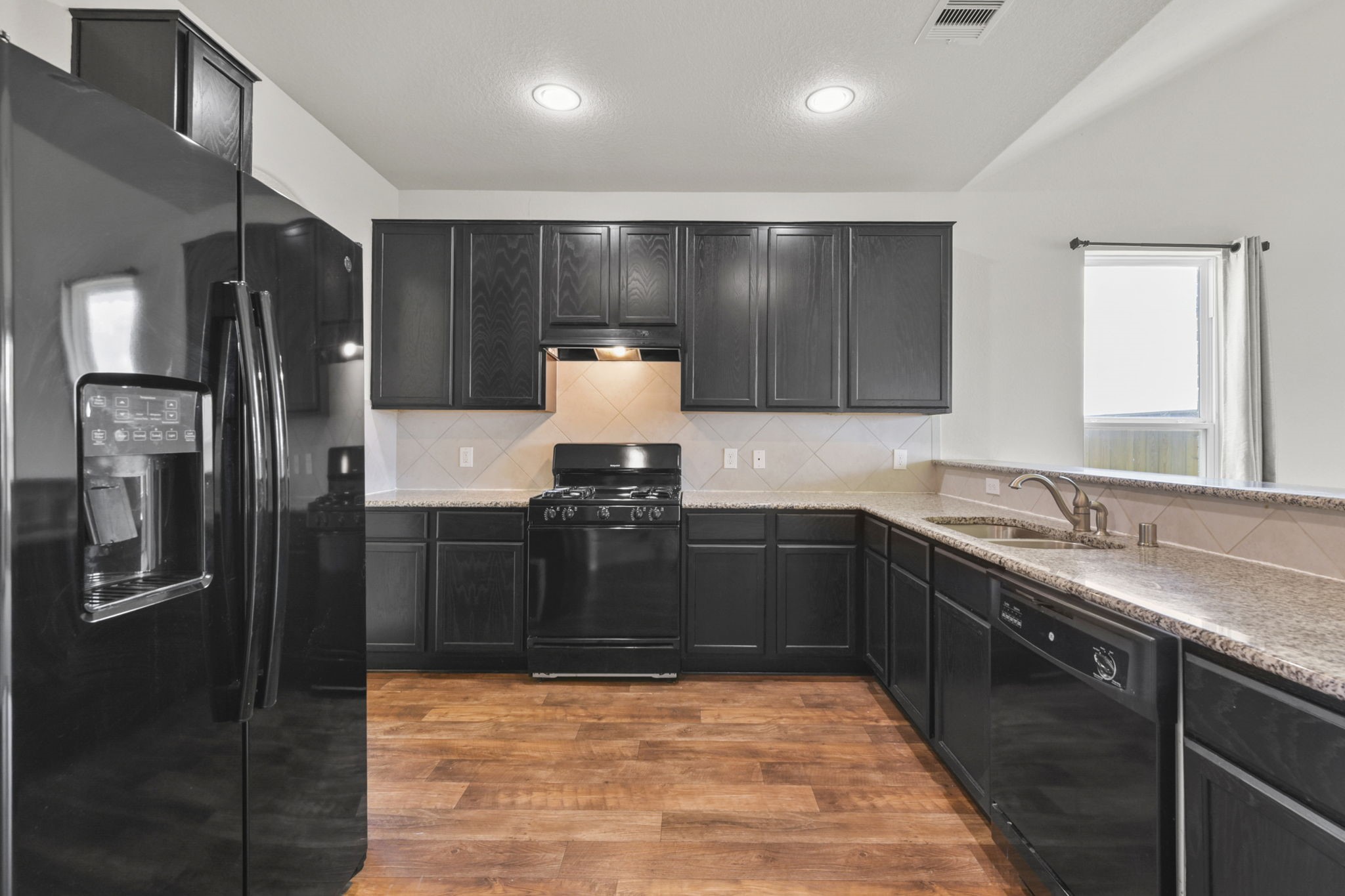 3011 Tandem Court Rosenberg, TX 77471 - Photo 7 of 29 a kitchen with granite countertop a refrigerator and a sink